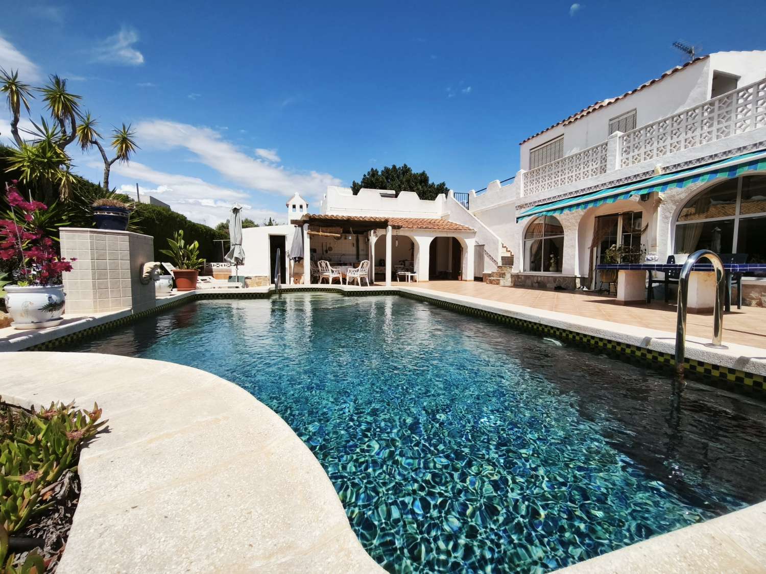 Preciosa villa en Torrevieja con 4 dormitorios y 4 baños.