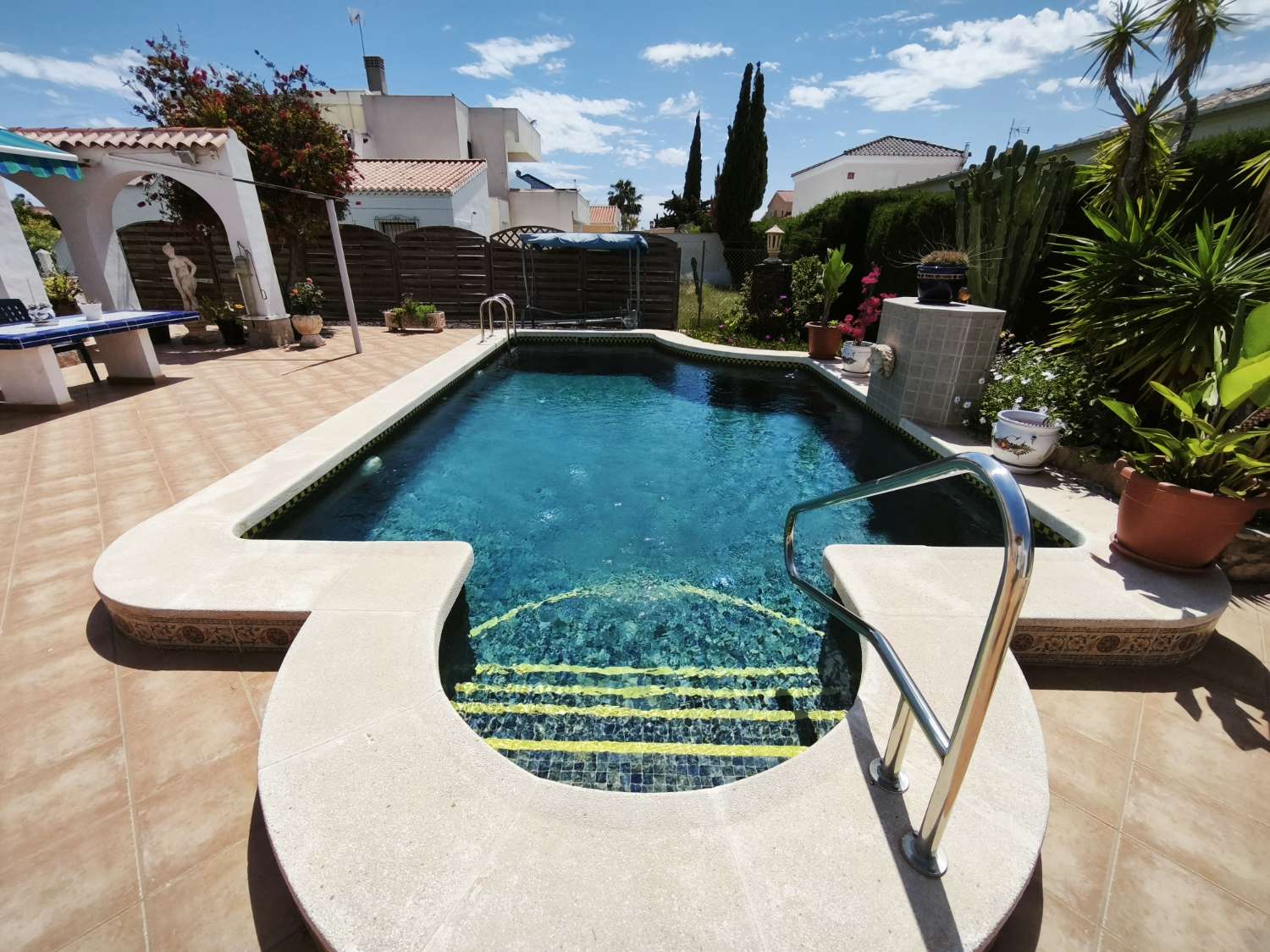 Preciosa villa en Torrevieja con 4 dormitorios y 4 baños.