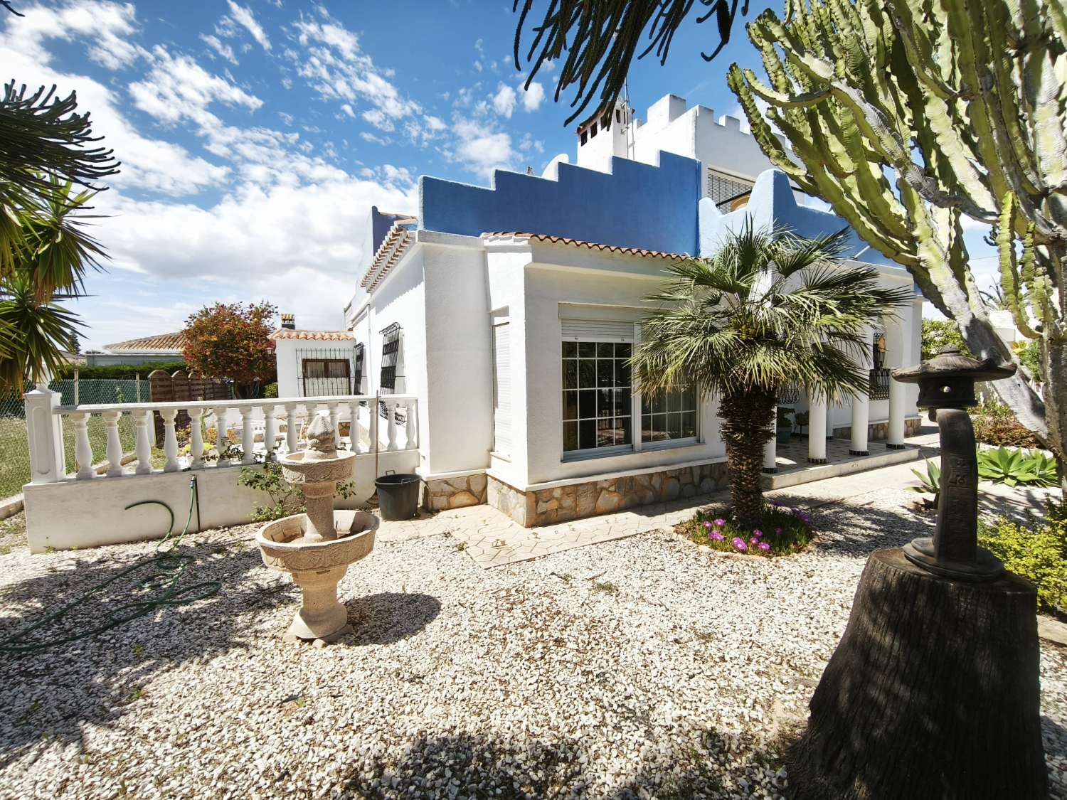 Preciosa villa en Torrevieja con 4 dormitorios y 4 baños.