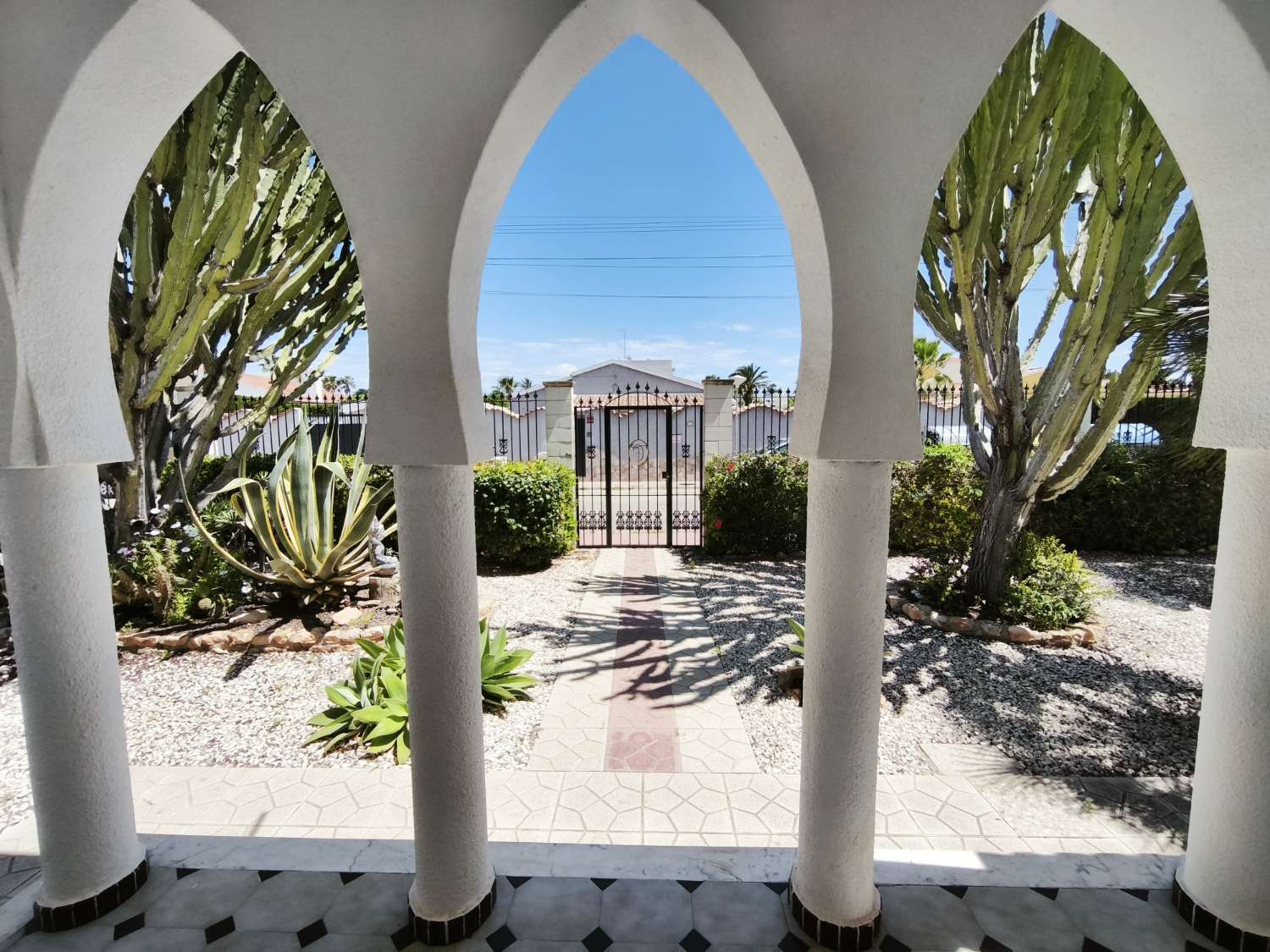 Preciosa villa en Torrevieja con 4 dormitorios y 4 baños.