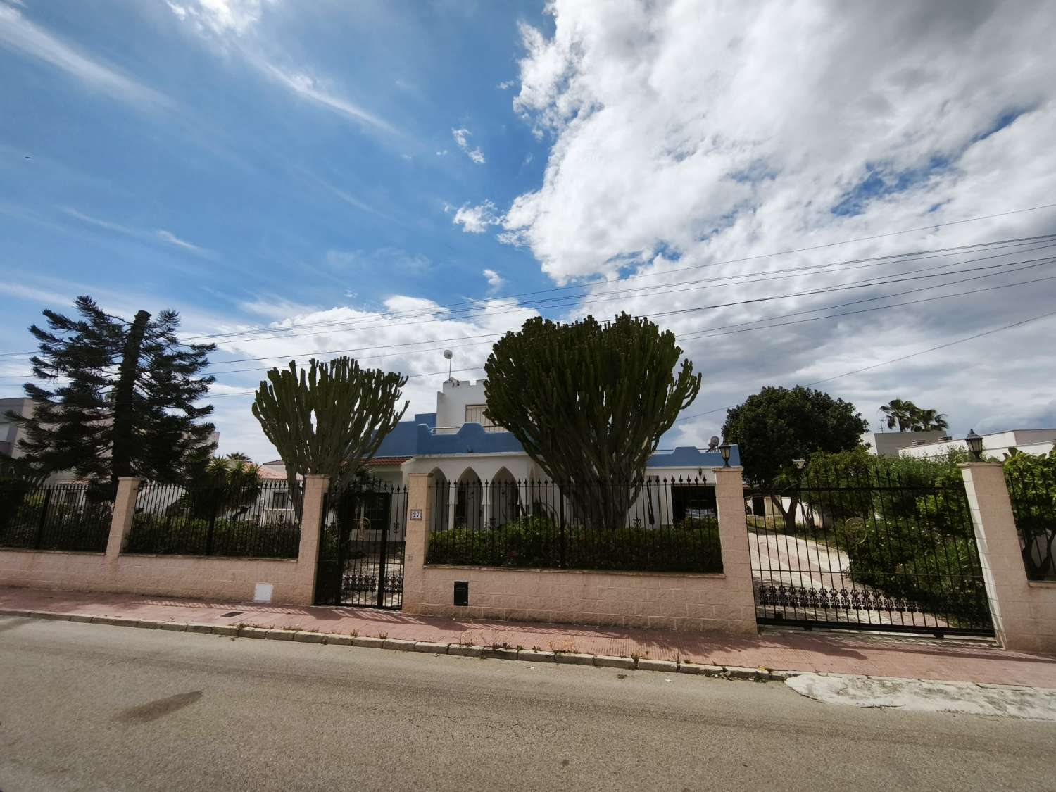 Preciosa villa en Torrevieja con 4 dormitorios y 4 baños.
