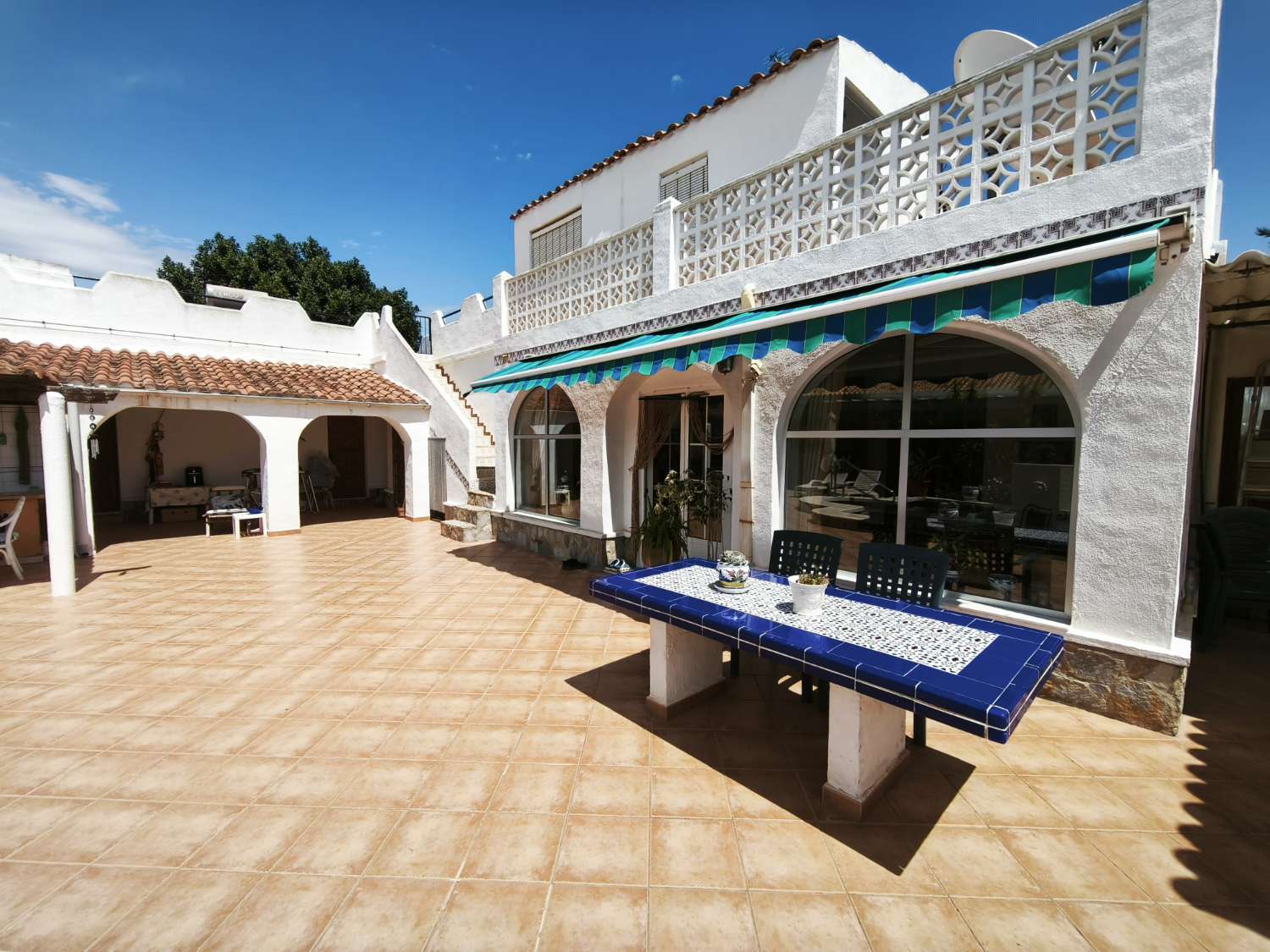 Preciosa villa en Torrevieja con 4 dormitorios y 4 baños.