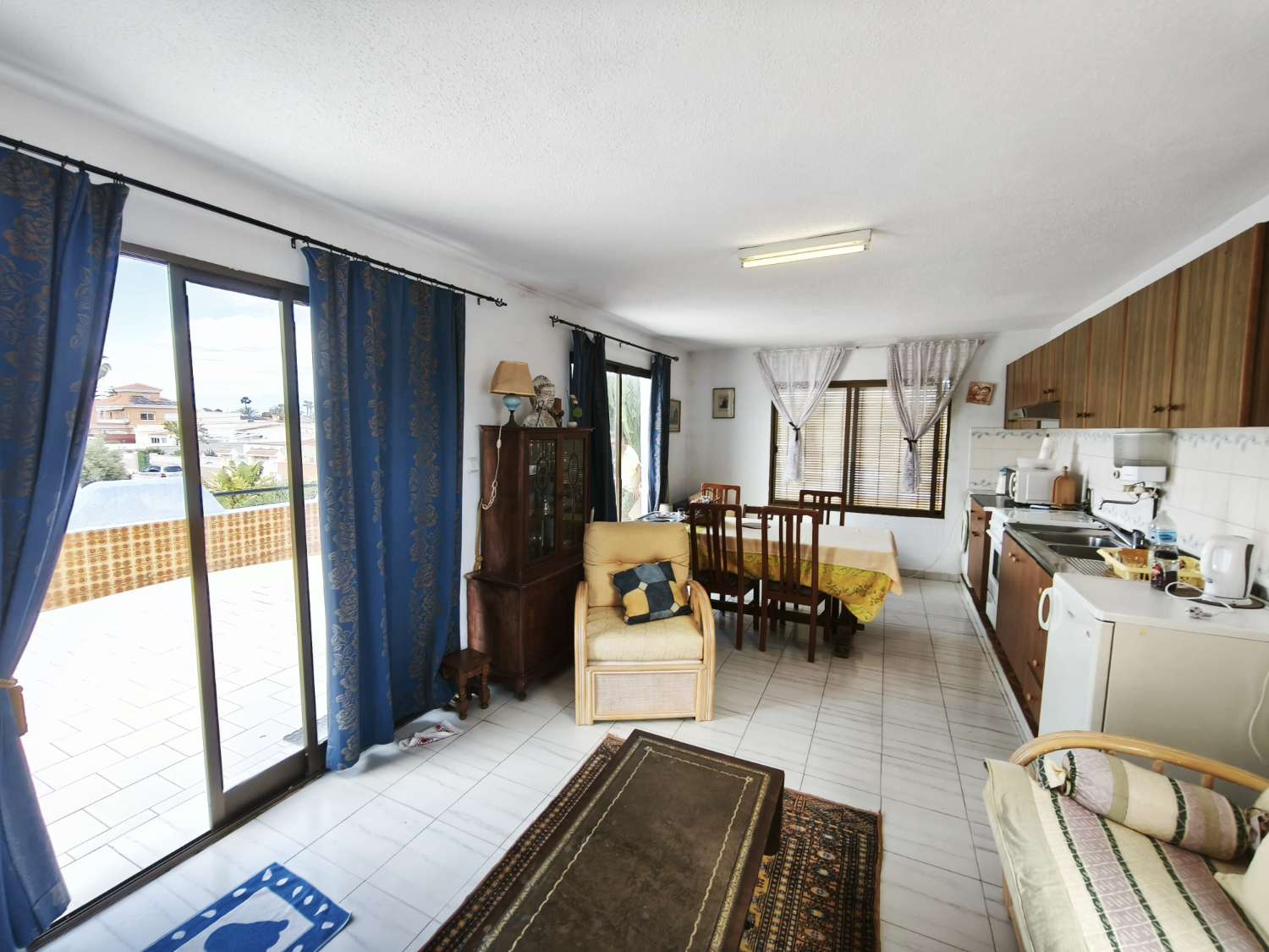 Preciosa villa en Torrevieja con 4 dormitorios y 4 baños.