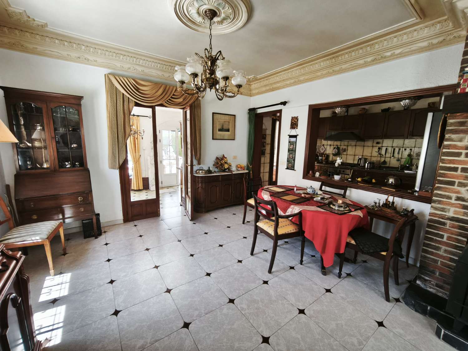 Preciosa villa en Torrevieja con 4 dormitorios y 4 baños.