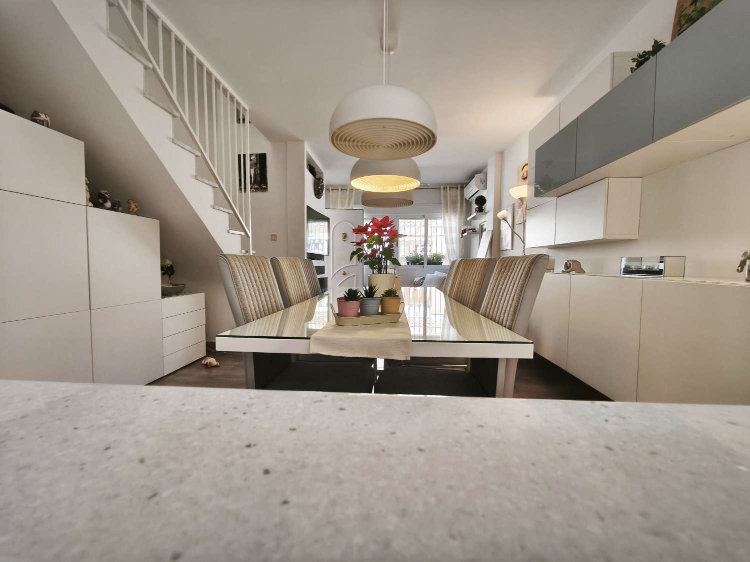Dejlig 4 soveværelser og 2 badeværelser duplex i Los Balcones.
