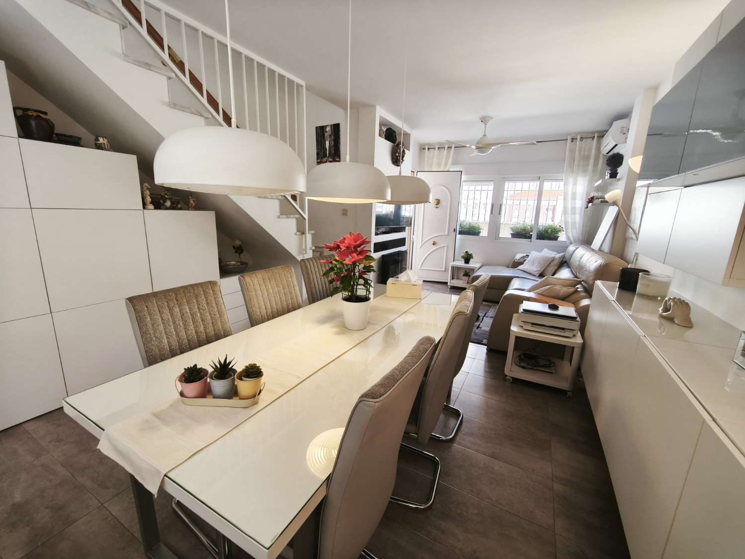 Dejlig 4 soveværelser og 2 badeværelser duplex i Los Balcones.