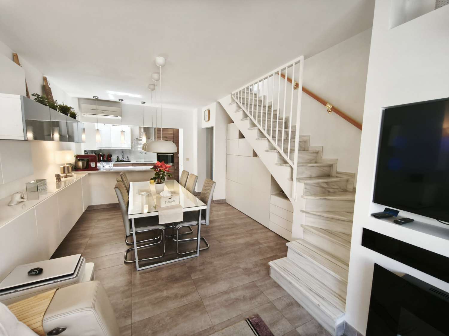 Dejlig 4 soveværelser og 2 badeværelser duplex i Los Balcones.