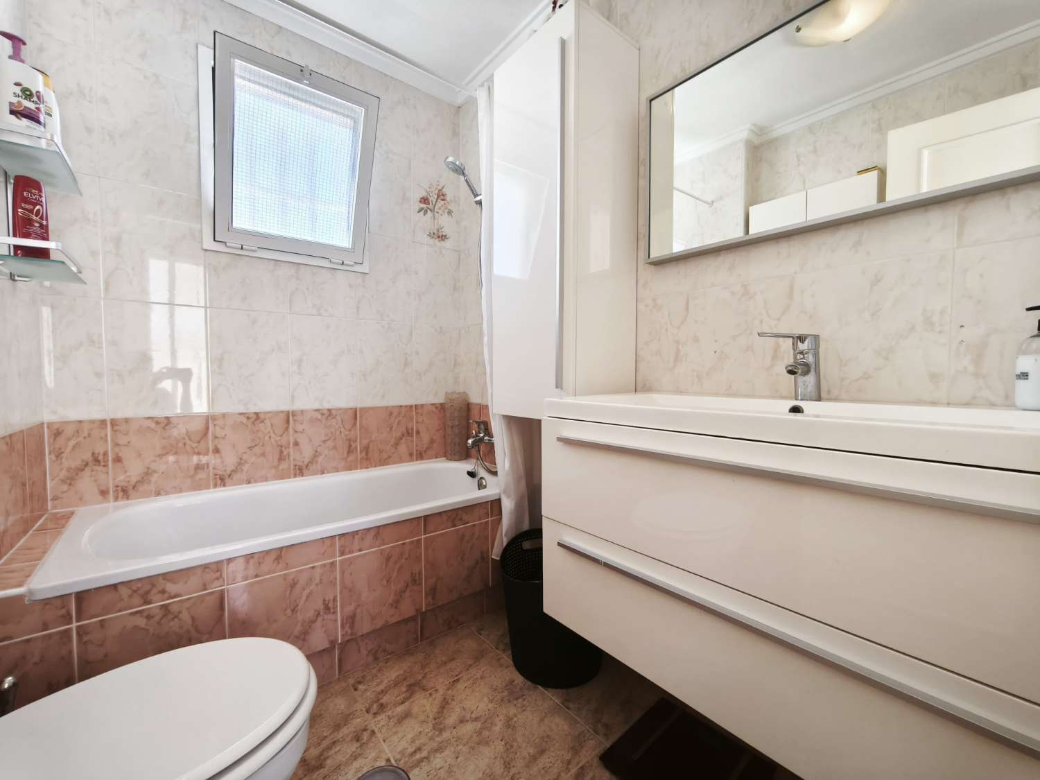 Dejlig 4 soveværelser og 2 badeværelser duplex i Los Balcones.