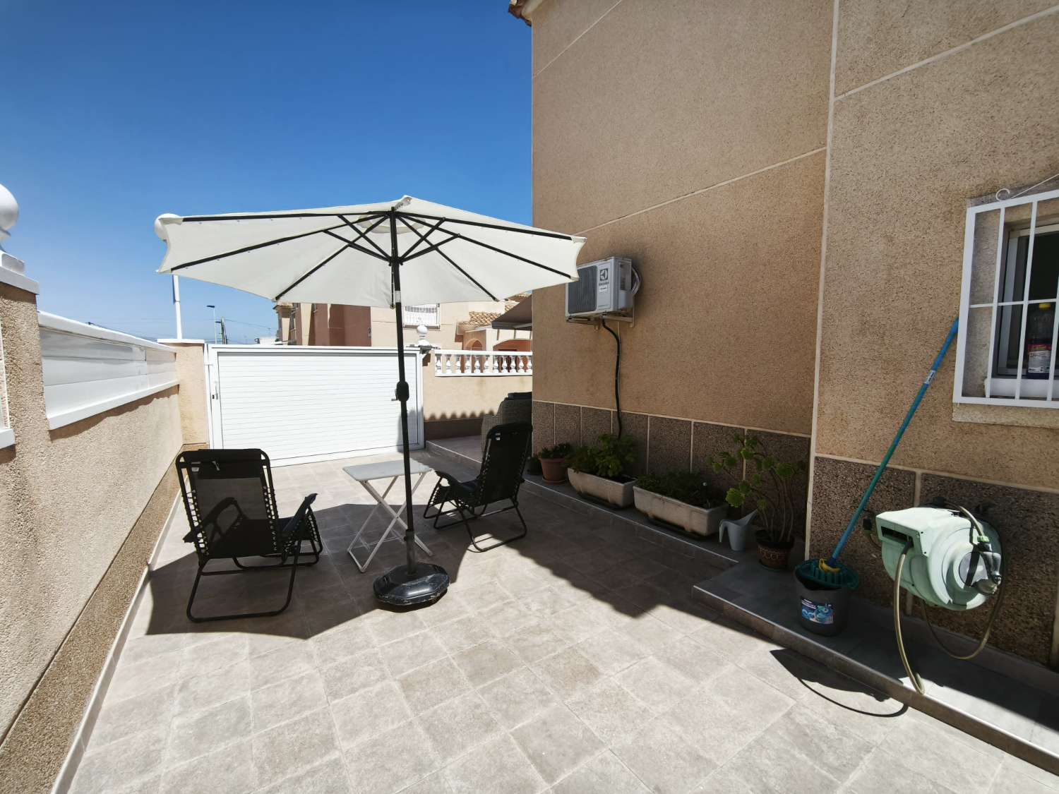 Dejlig 4 soveværelser og 2 badeværelser duplex i Los Balcones.