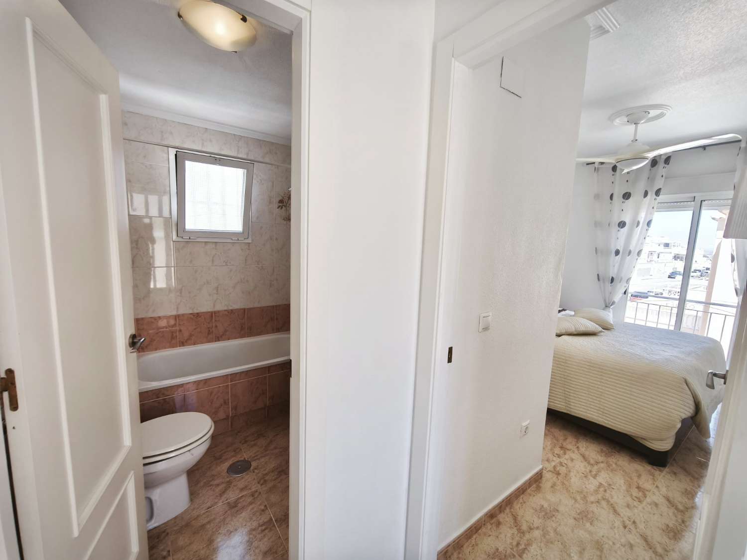 Dejlig 4 soveværelser og 2 badeværelser duplex i Los Balcones.
