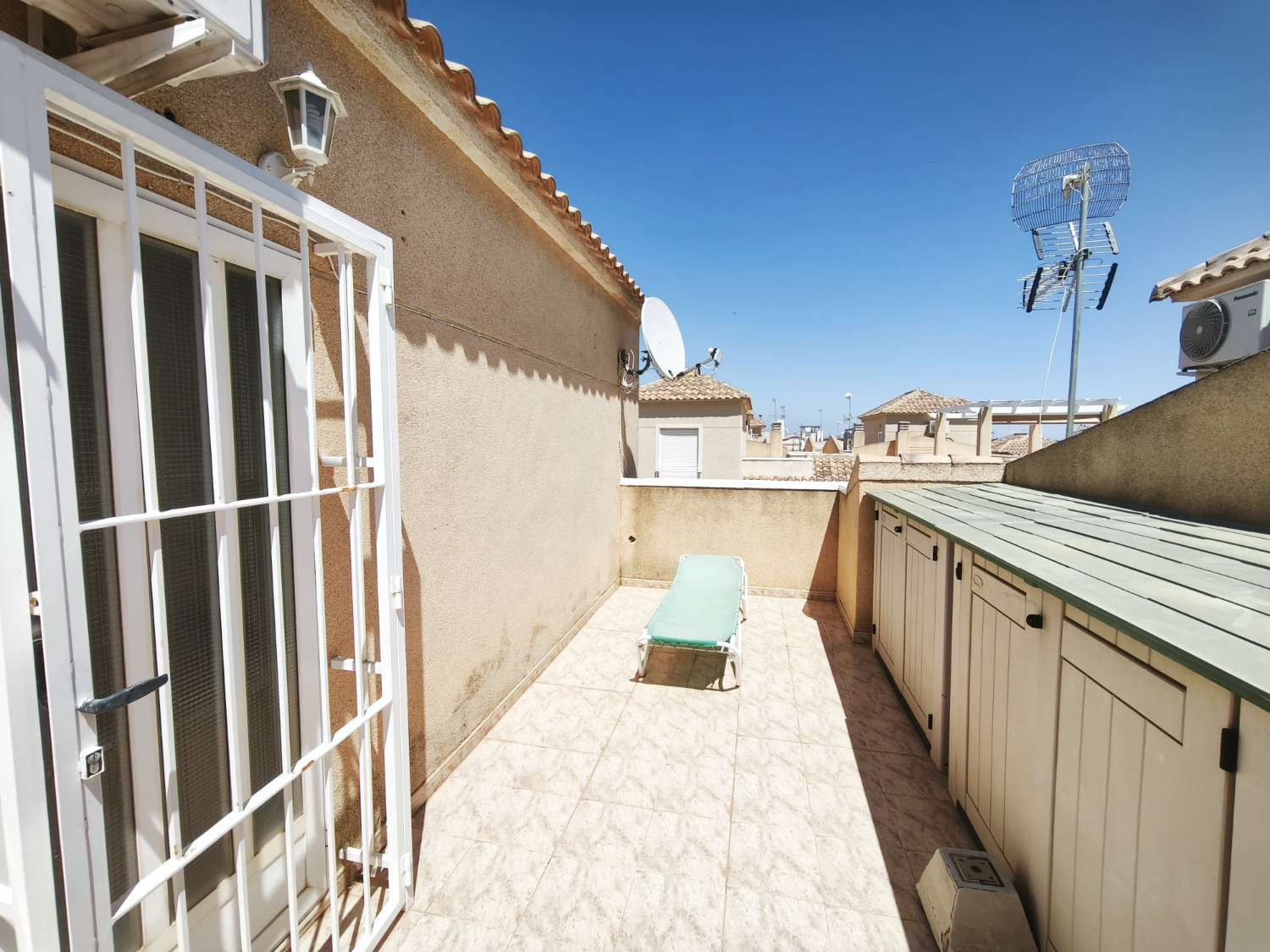 Dejlig 4 soveværelser og 2 badeværelser duplex i Los Balcones.