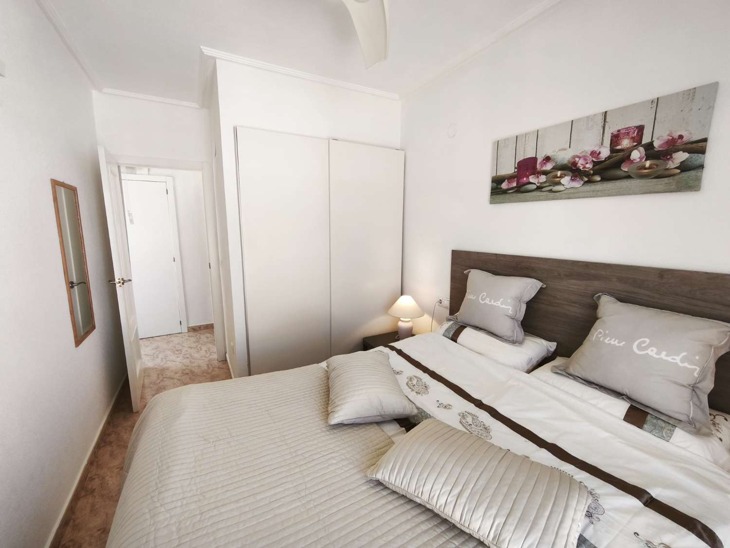 Dejlig 4 soveværelser og 2 badeværelser duplex i Los Balcones.