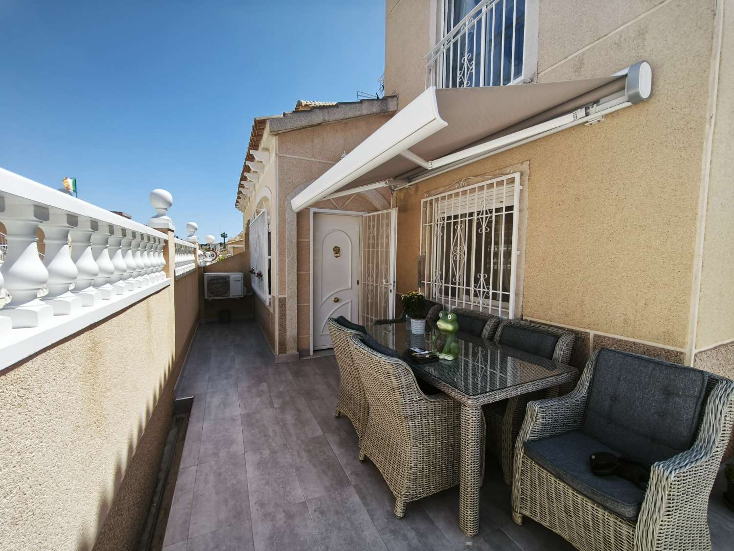 Dejlig 4 soveværelser og 2 badeværelser duplex i Los Balcones.