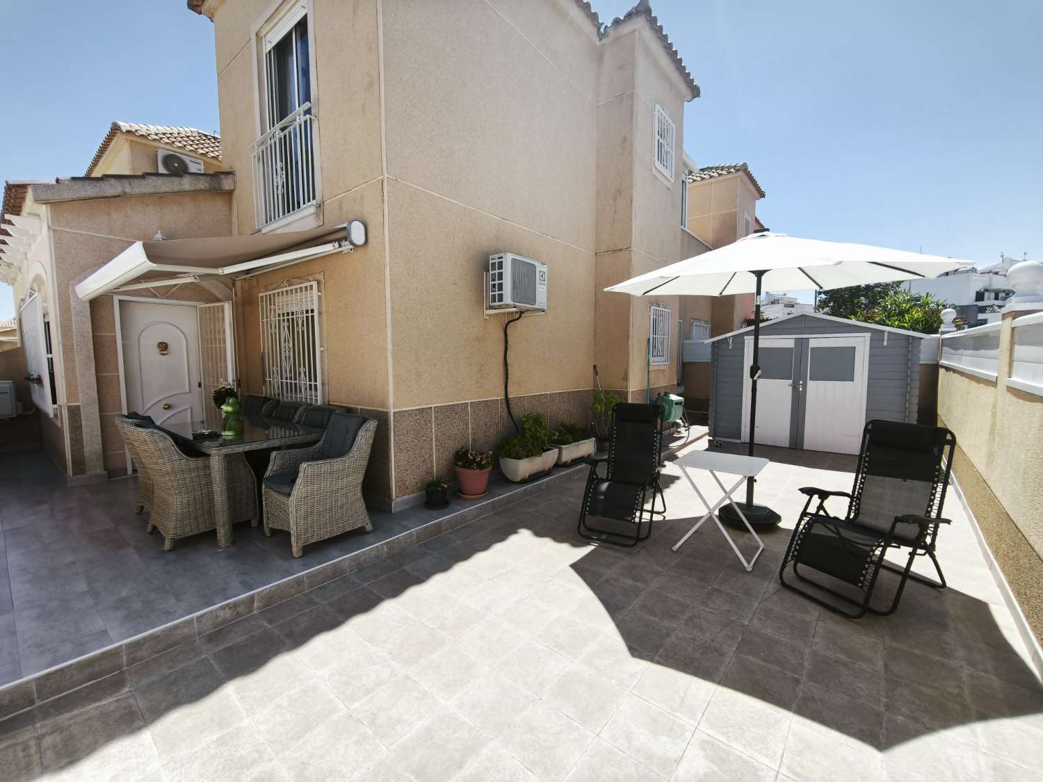 Dejlig 4 soveværelser og 2 badeværelser duplex i Los Balcones.