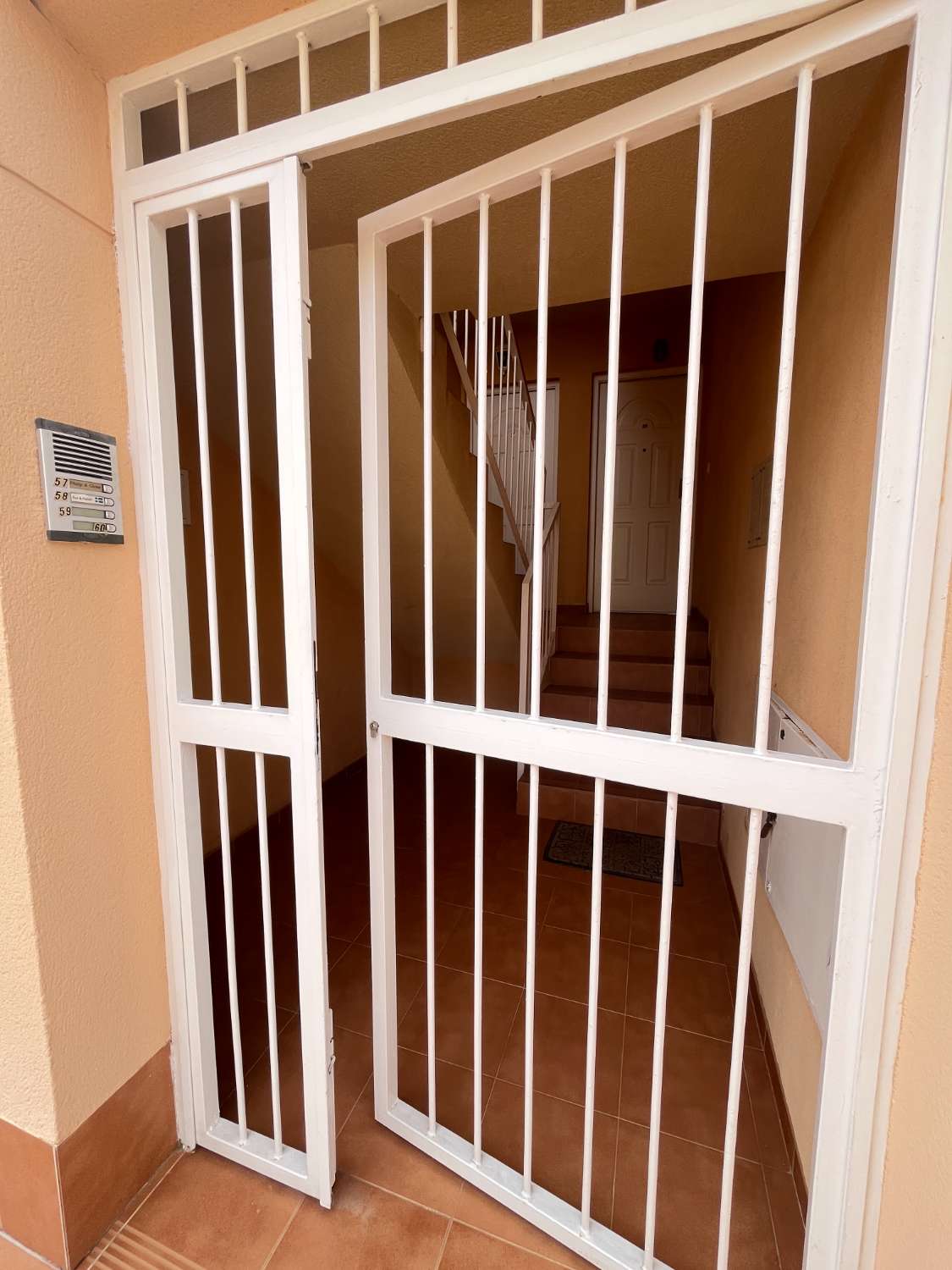 Apartamento orientado al sur en Urb. Áloe.