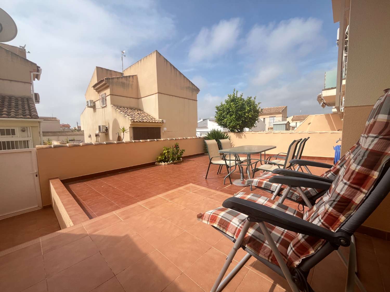 Apartamento orientado al sur en Urb. Áloe.