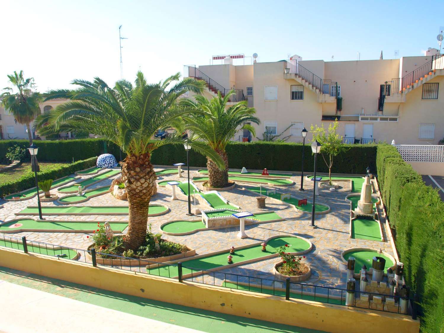 Bonito apartamento de 2 dormitorios y 1 baño con piscina comunitaria.