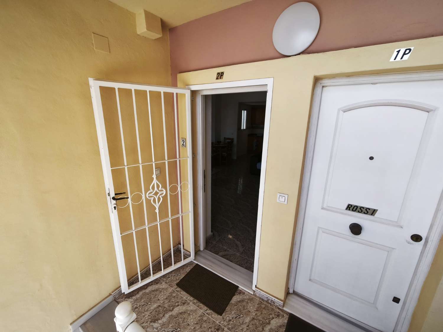 Bonito apartamento de 2 dormitorios y 1 baño con piscina comunitaria.