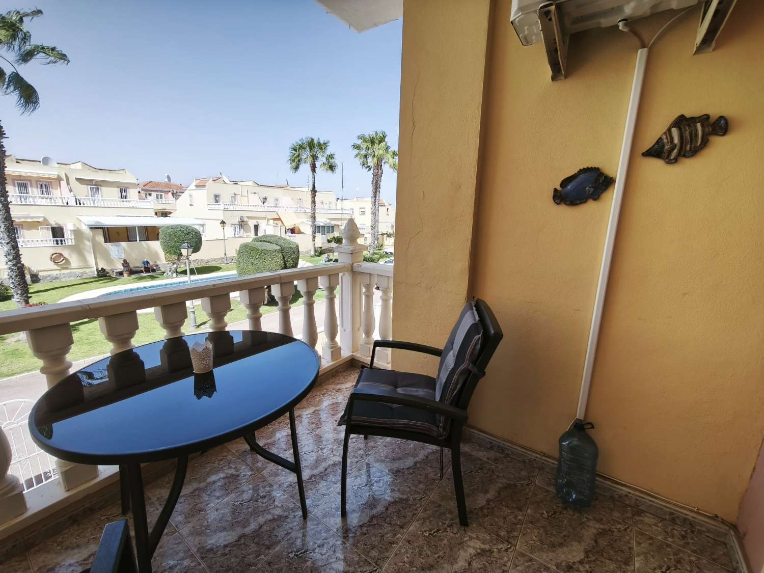 Bonito apartamento de 2 dormitorios y 1 baño con piscina comunitaria.