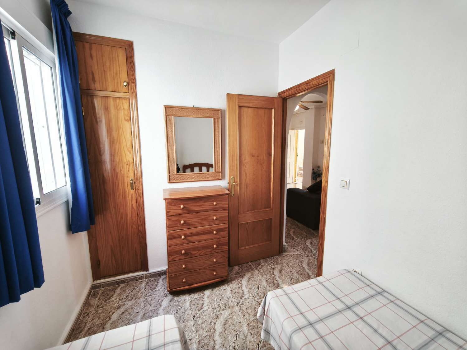 Bonito apartamento de 2 dormitorios y 1 baño con piscina comunitaria.