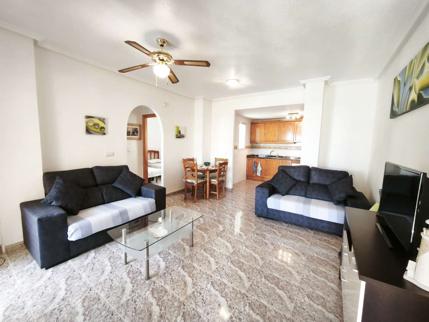 Bonito apartamento de 2 dormitorios y 1 baño con piscina comunitaria.
