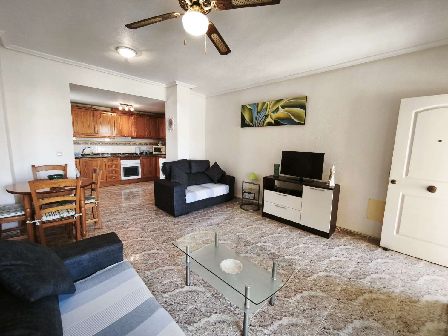 Bonito apartamento de 2 dormitorios y 1 baño con piscina comunitaria.