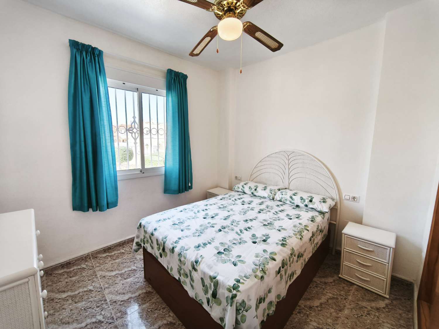 Bonito apartamento de 2 dormitorios y 1 baño con piscina comunitaria.