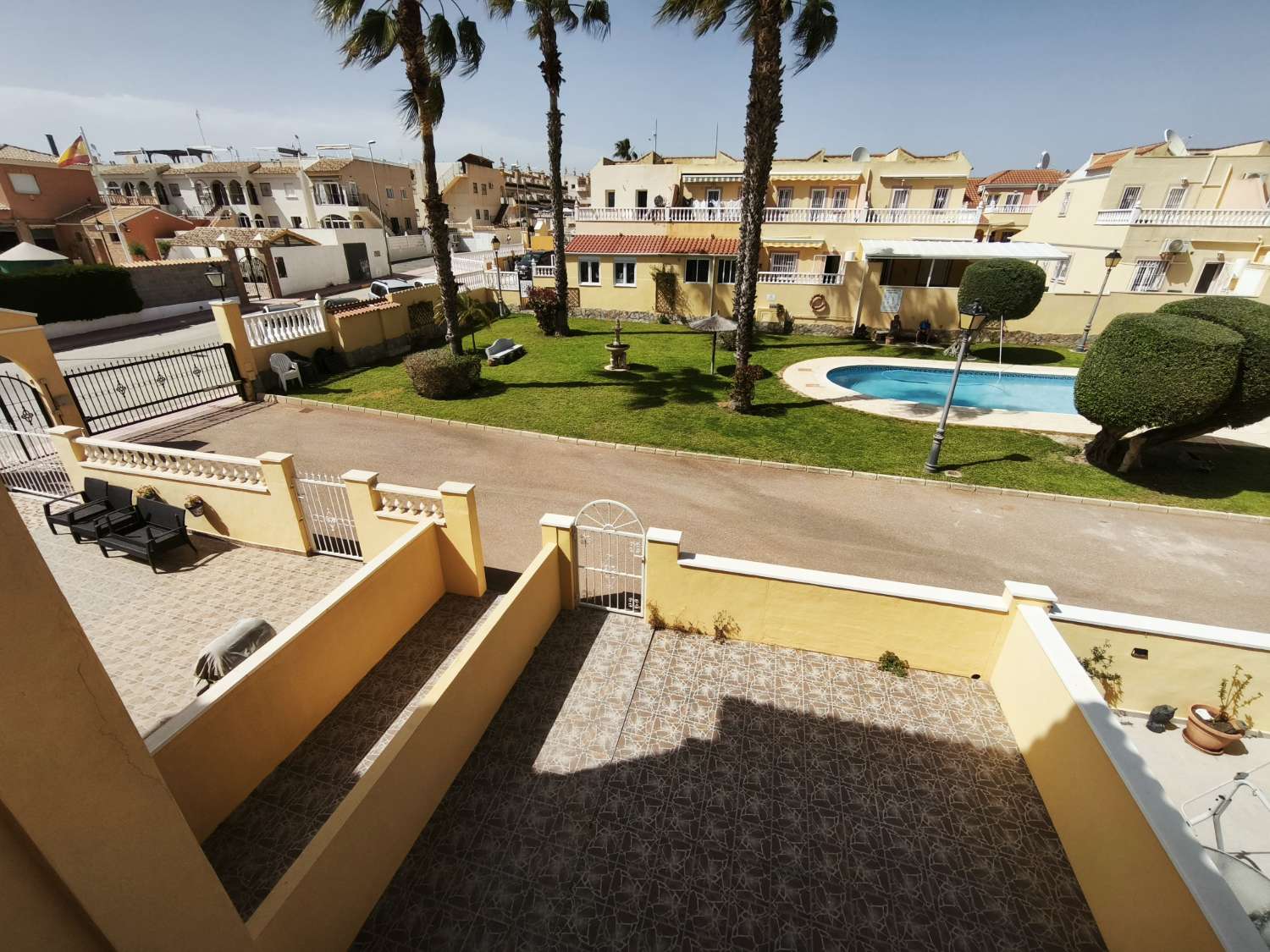 Bonito apartamento de 2 dormitorios y 1 baño con piscina comunitaria.
