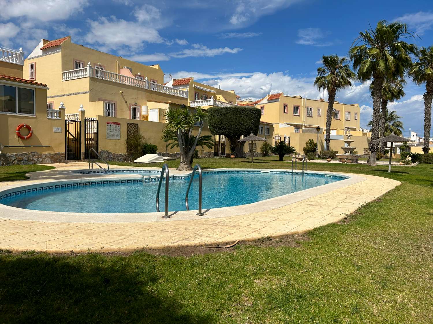 Bonito apartamento de 2 dormitorios y 1 baño con piscina comunitaria.