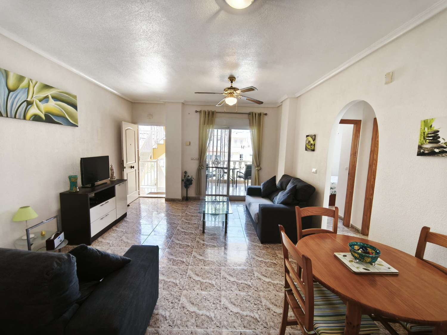 Bonito apartamento de 2 dormitorios y 1 baño con piscina comunitaria.