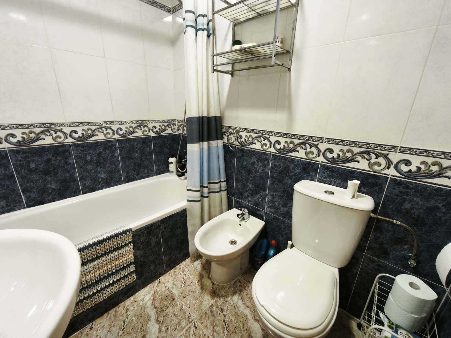 Bonito apartamento de 2 dormitorios y 1 baño con piscina comunitaria.
