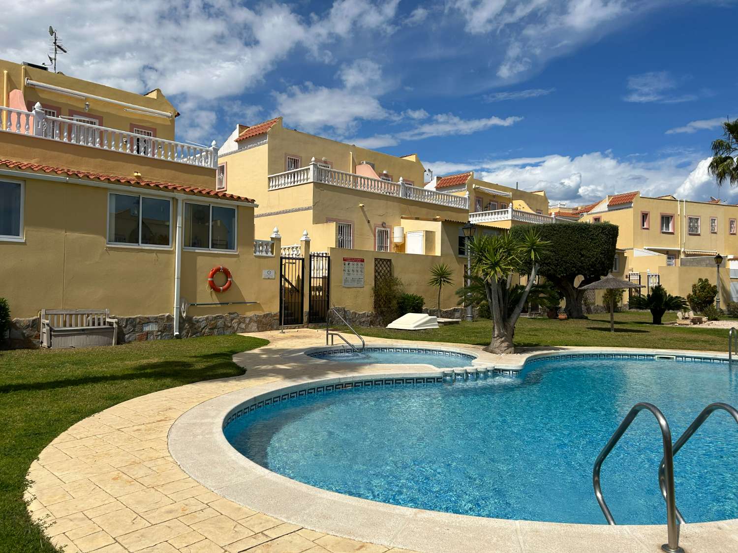 Bonito apartamento de 2 dormitorios y 1 baño con piscina comunitaria.