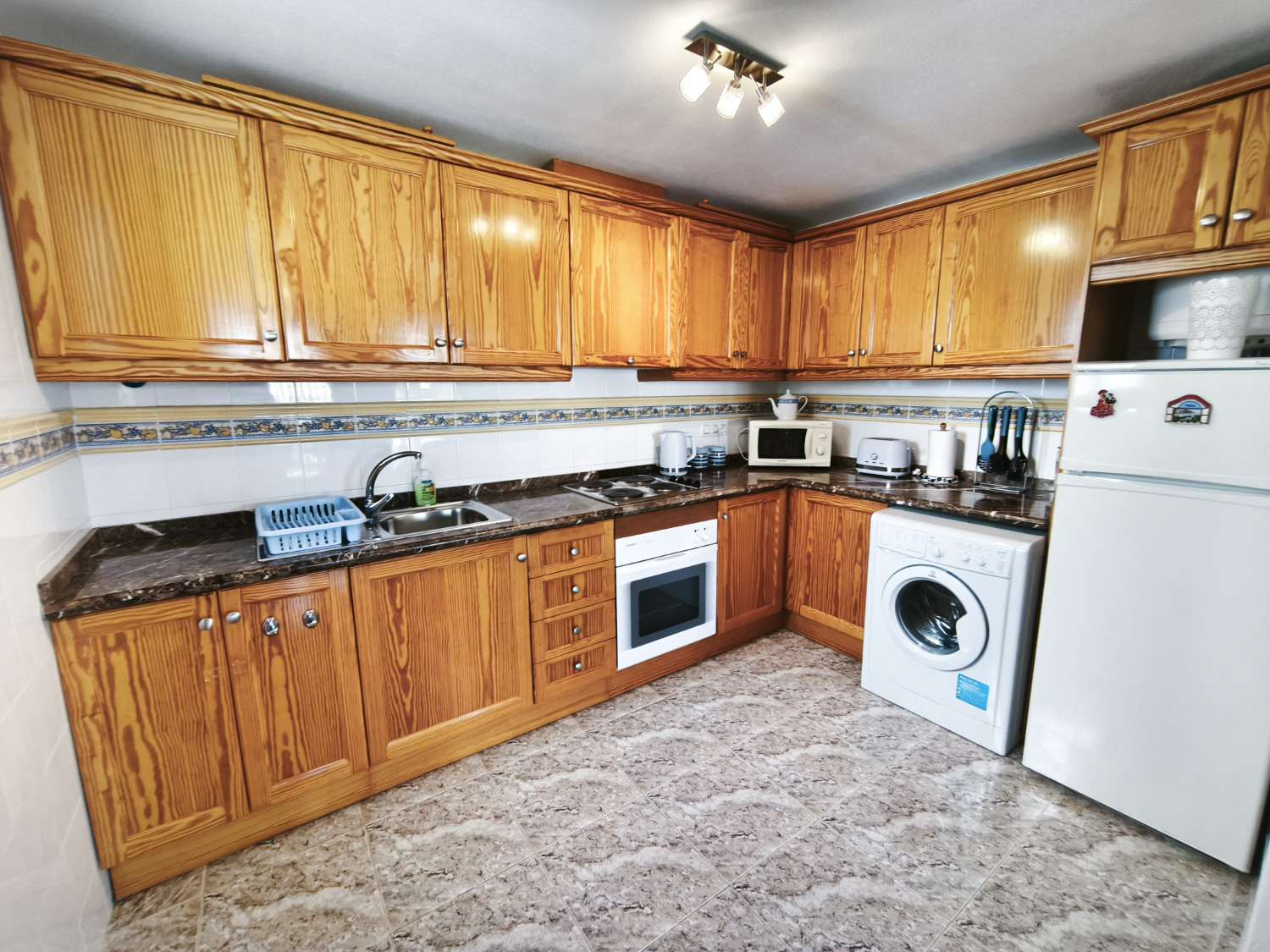 Bonito apartamento de 2 dormitorios y 1 baño con piscina comunitaria.
