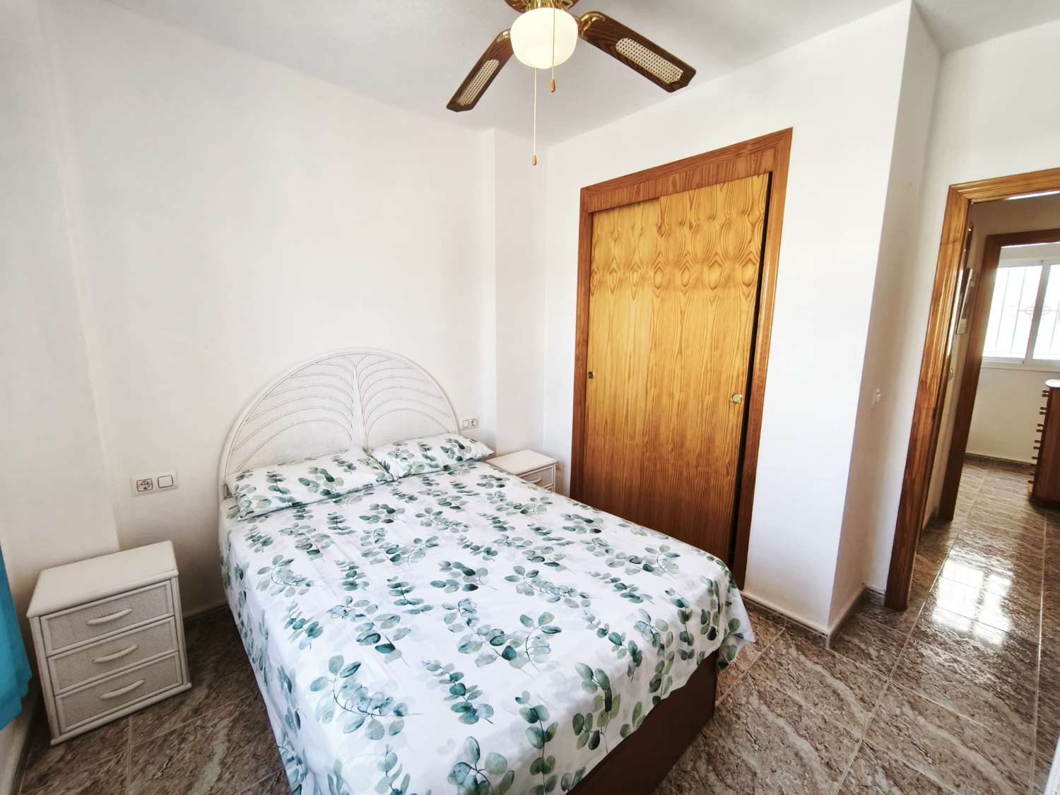 Bonito apartamento de 2 dormitorios y 1 baño con piscina comunitaria.