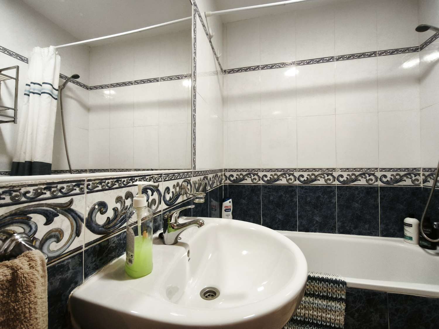 Bonito apartamento de 2 dormitorios y 1 baño con piscina comunitaria.