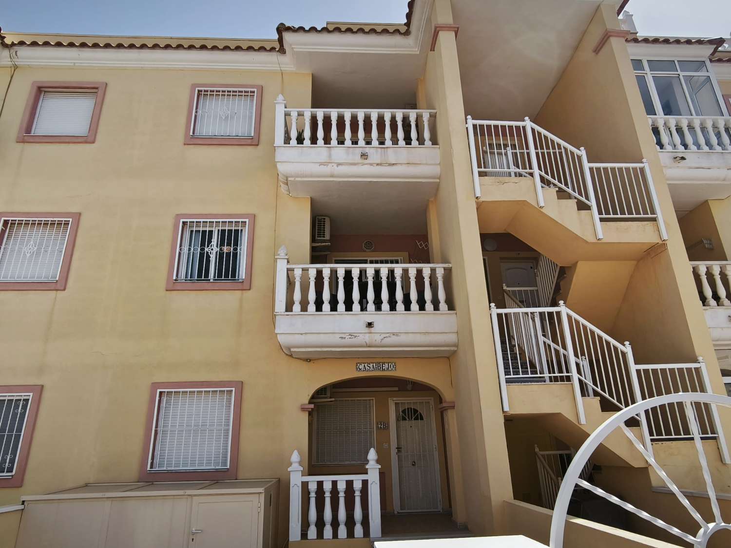 Bonito apartamento de 2 dormitorios y 1 baño con piscina comunitaria.