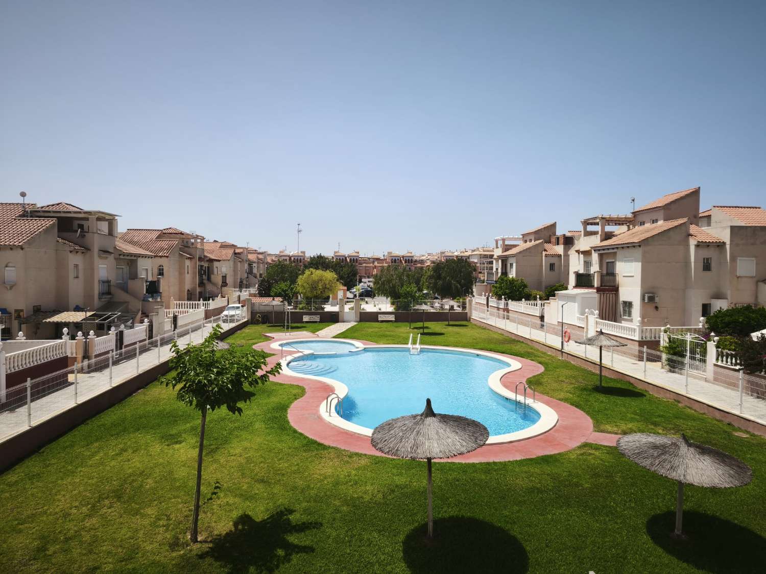 Oportunidad en Playa Flamenca: Planta alta con vistas al Mar y solárium privado