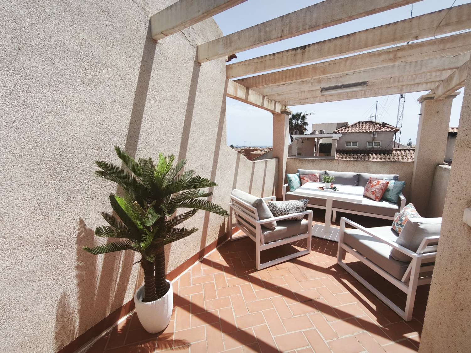 Oportunidad en Playa Flamenca: Planta alta con vistas al Mar y solárium privado