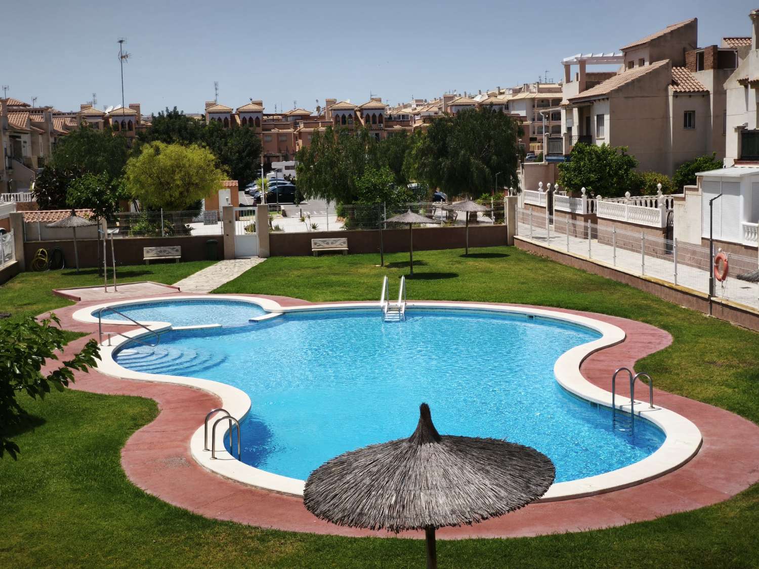 Oportunidad en Playa Flamenca: Planta alta con vistas al Mar y solárium privado