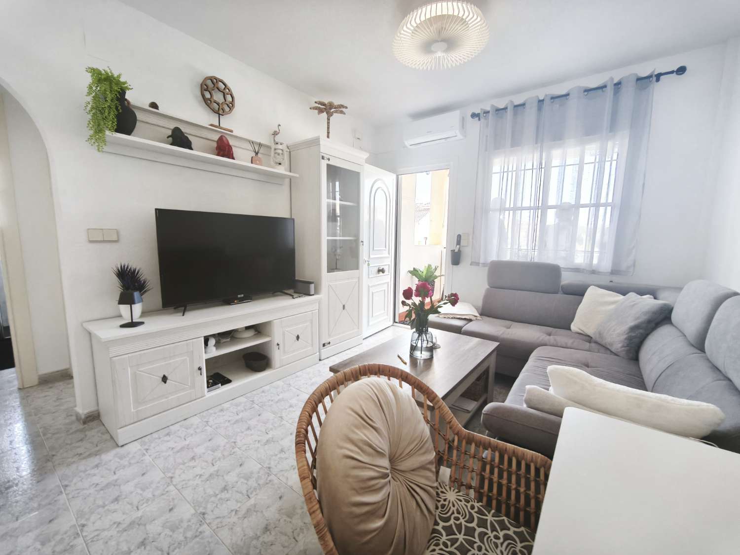 Oportunidad en Playa Flamenca: Planta alta con vistas al Mar y solárium privado
