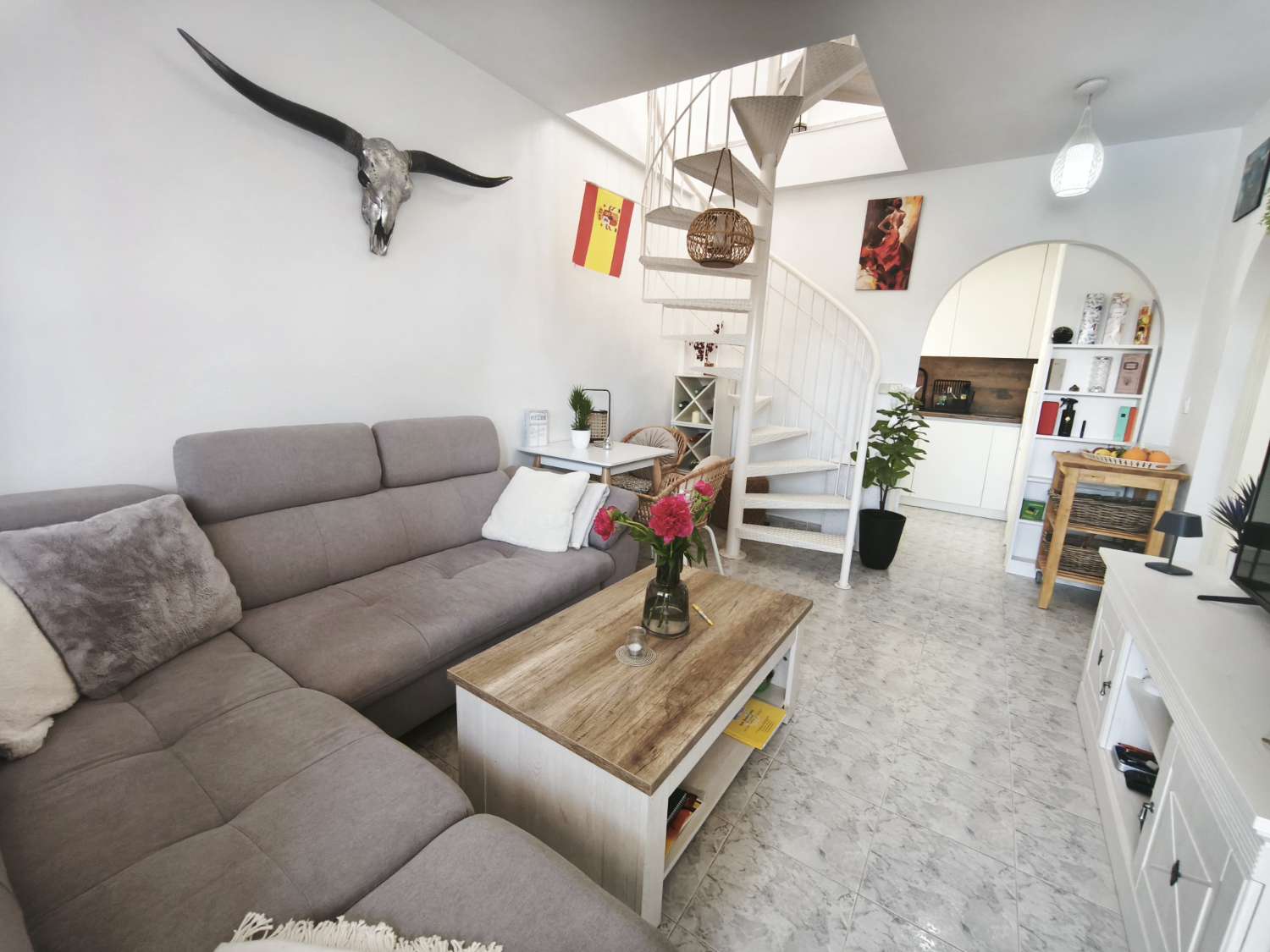Oportunidad en Playa Flamenca: Planta alta con vistas al Mar y solárium privado