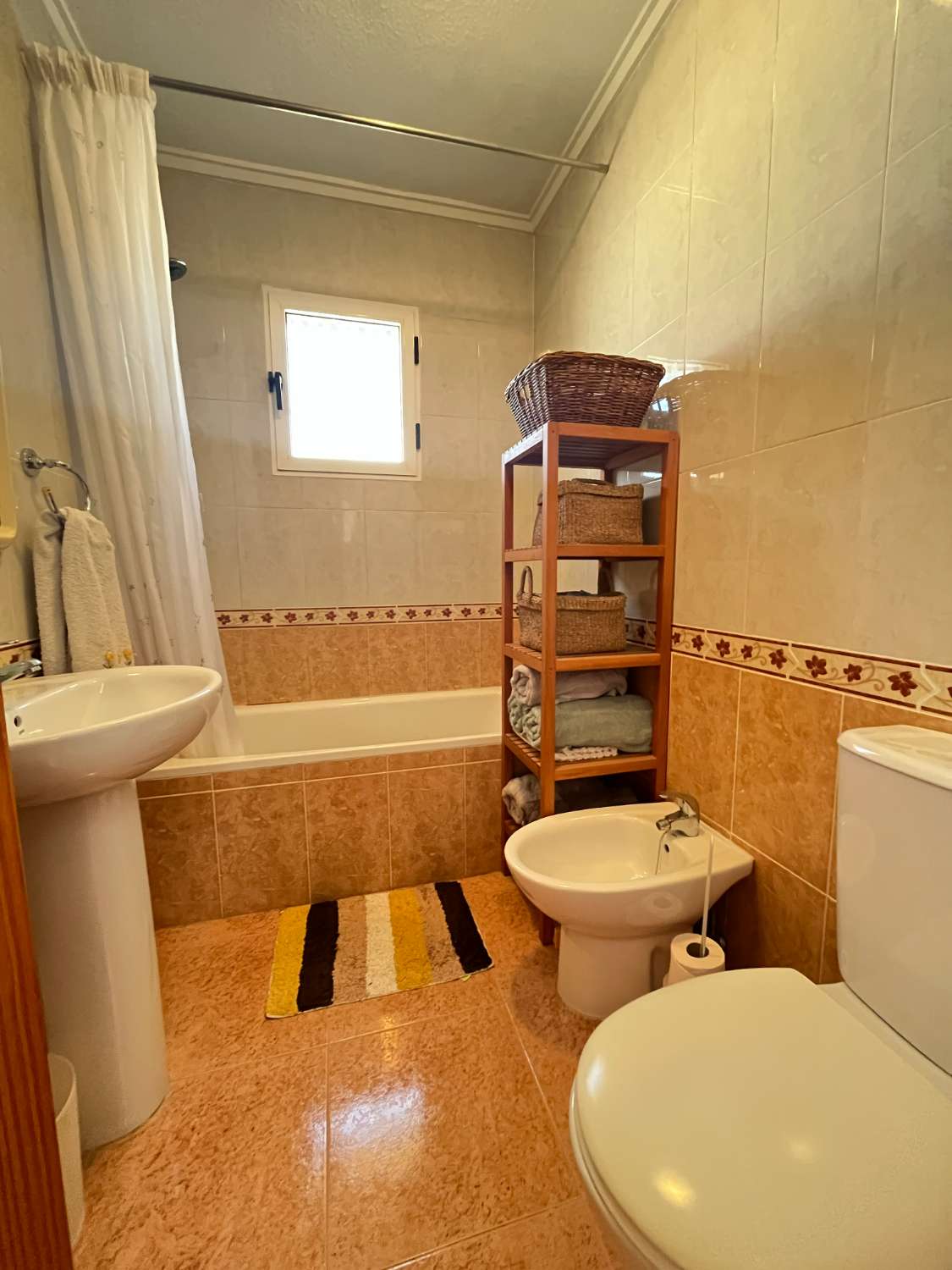 Preciosa casa adosada de 3 dormitorios y 2 baños en Los Altos.
