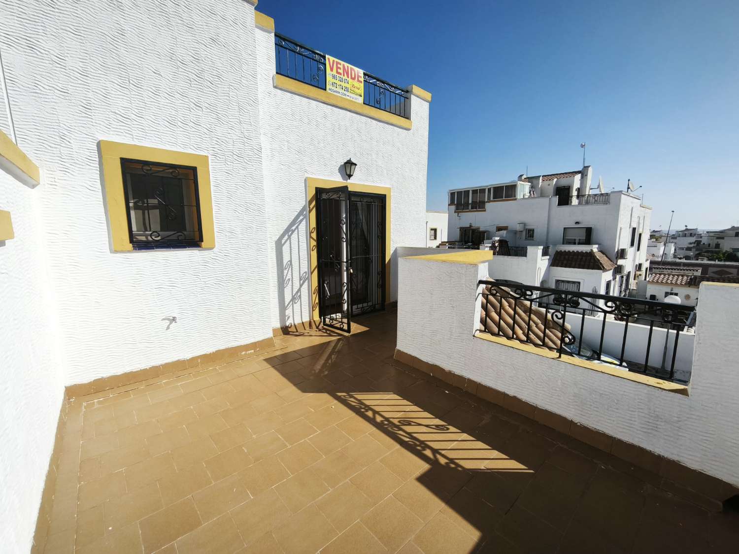 Preciosa casa adosada de 3 dormitorios y 2 baños en Los Altos.