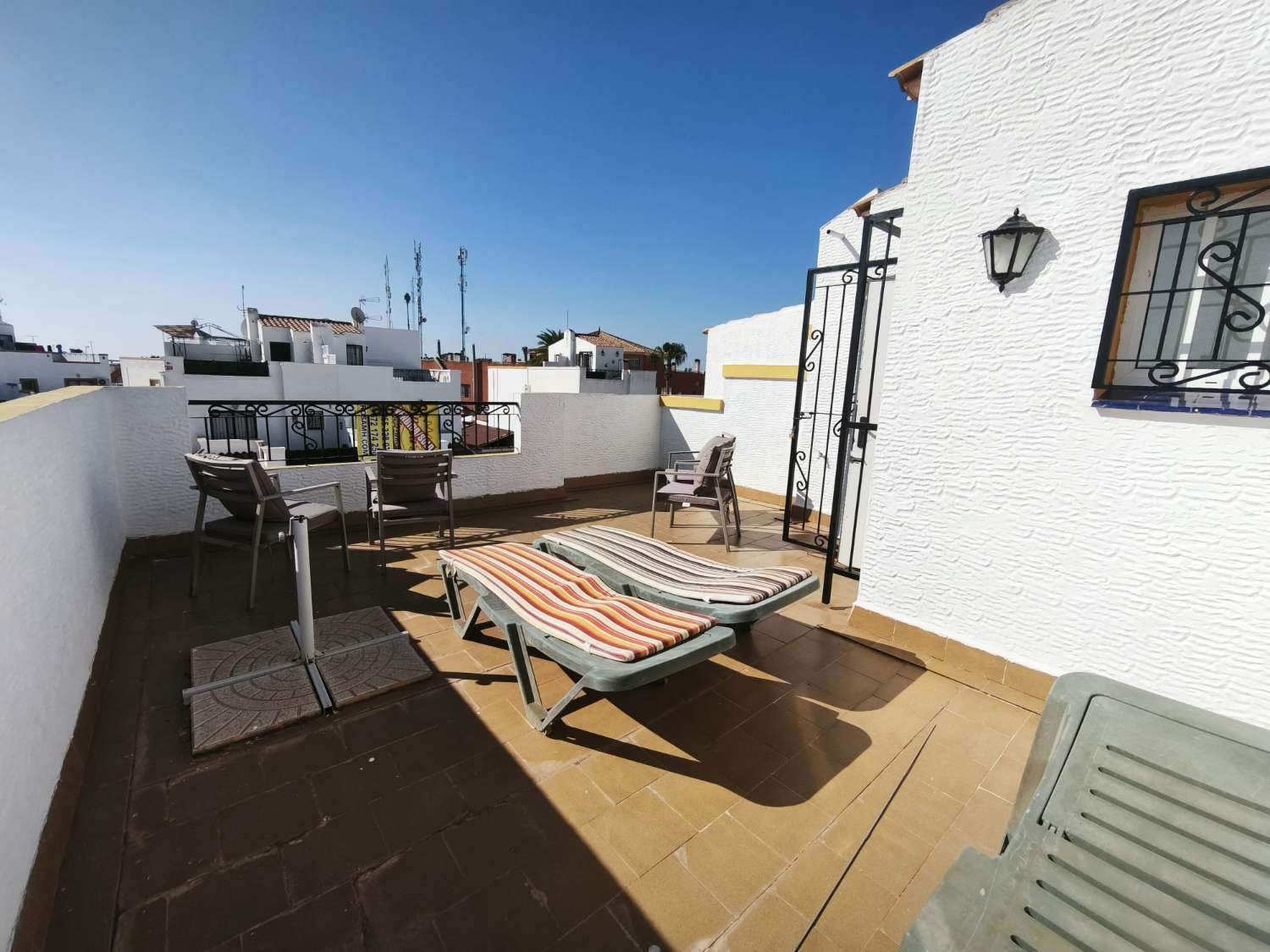 Preciosa casa adosada de 3 dormitorios y 2 baños en Los Altos.