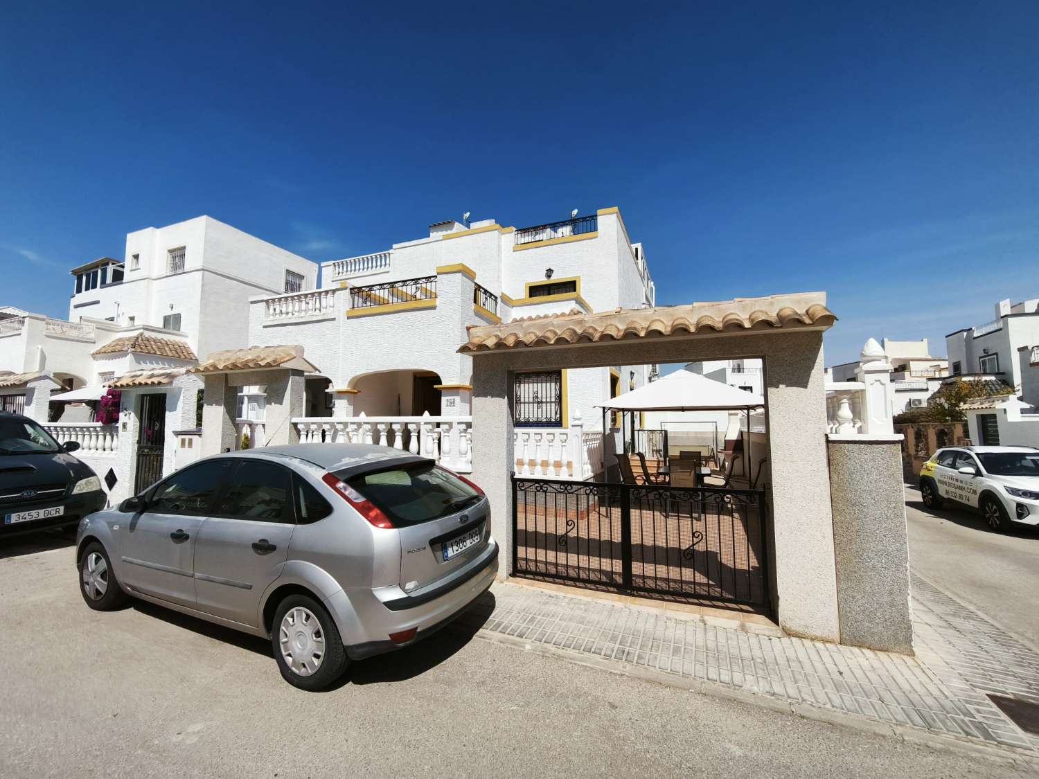 Preciosa casa adosada de 3 dormitorios y 2 baños en Los Altos.