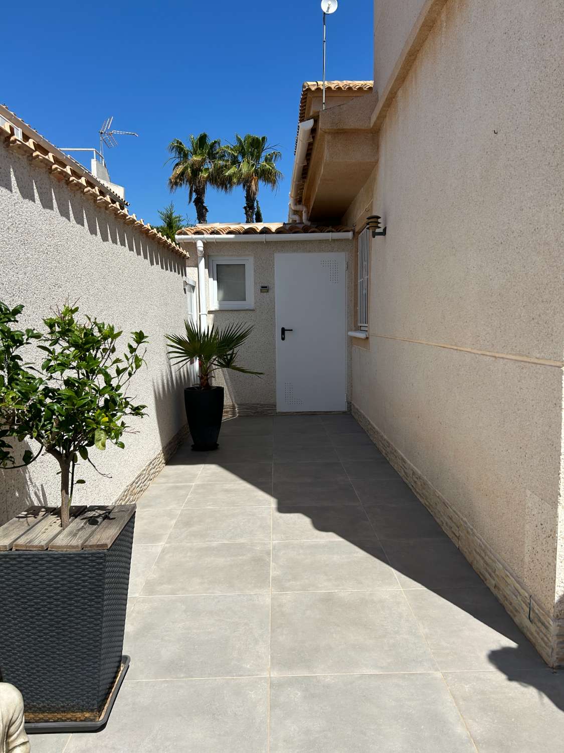 Bungalow de 3 dormitorios, 1 baño, 1 piscina comunitaria totalmente reformado en Los Altos ( Torrevieja )