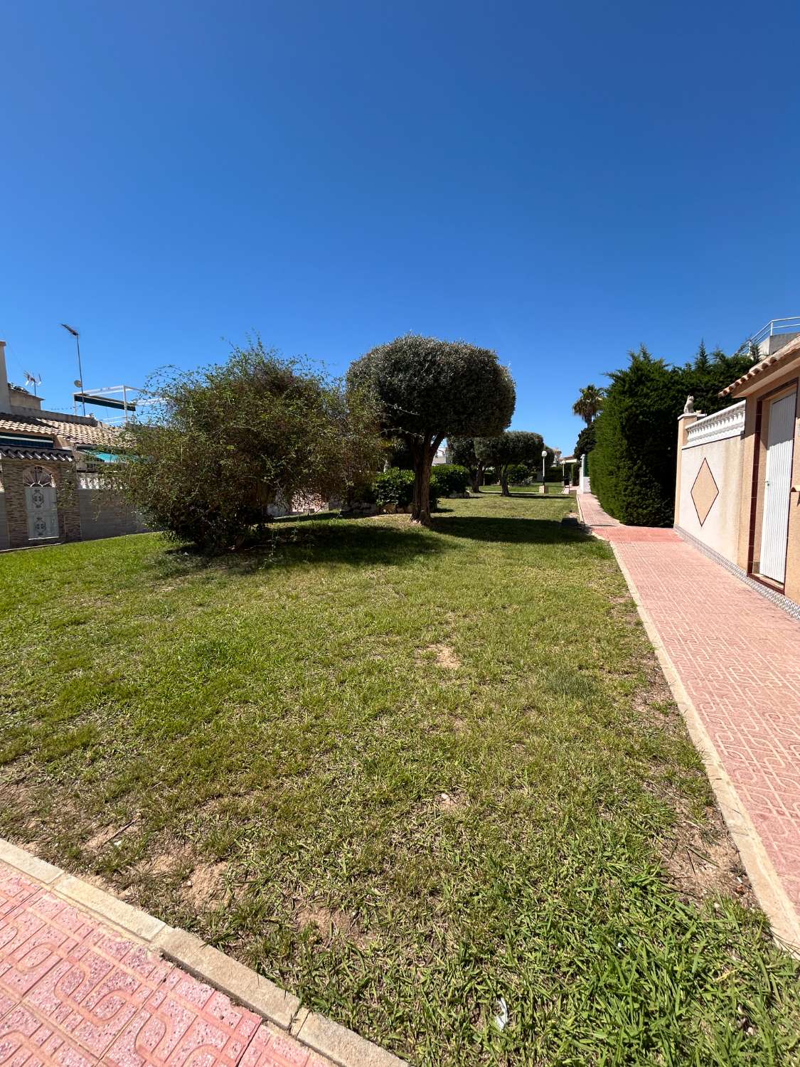 Bungalow de 3 dormitorios, 1 baño, 1 piscina comunitaria totalmente reformado en Los Altos ( Torrevieja )