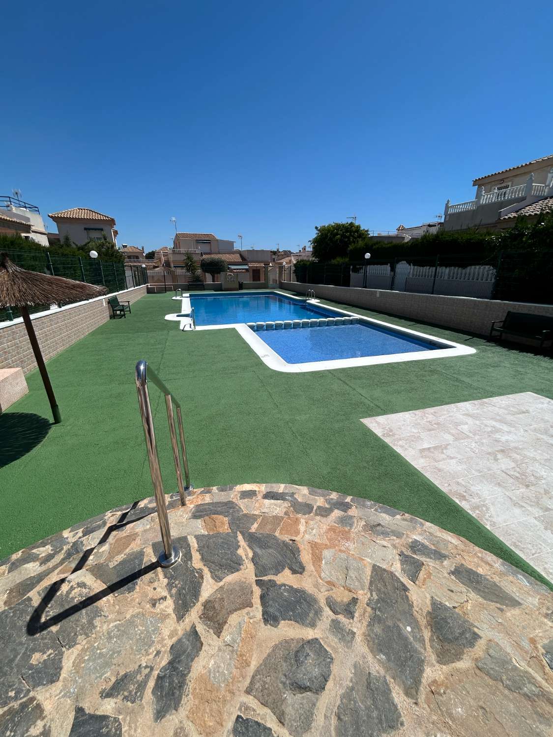 Bungalow de 3 dormitorios, 1 baño, 1 piscina comunitaria totalmente reformado en Los Altos ( Torrevieja )