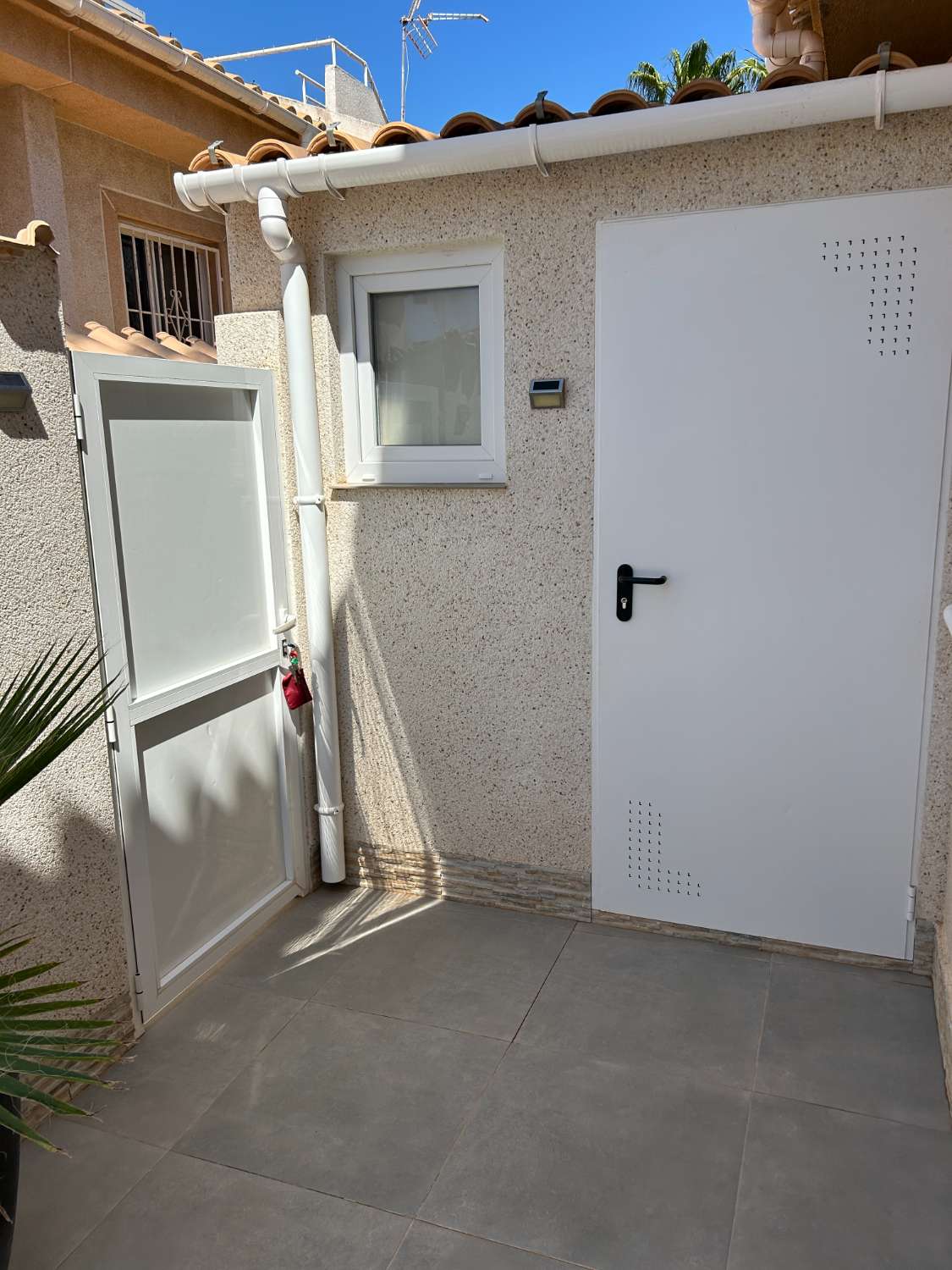 Bungalow de 3 dormitorios, 1 baño, 1 piscina comunitaria totalmente reformado en Los Altos ( Torrevieja )