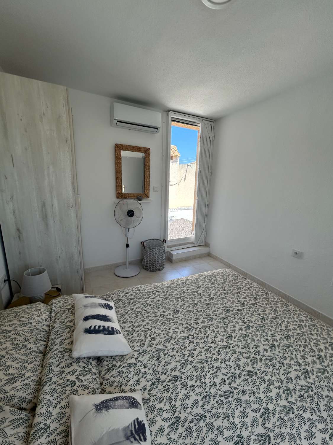 Bungalow de 3 dormitorios, 1 baño, 1 piscina comunitaria totalmente reformado en Los Altos ( Torrevieja )